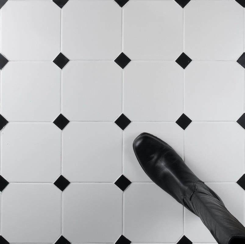 Кафельная плитка "octogono blanco + taco negro"
